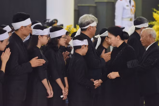 Đoàn Quốc hội do Chủ tịch Quốc hội Nguyễn Thị Kim Ngân dẫn đầu chia buồn cùng gia quyến cố Tổng Bí thư Đỗ Mười. Ảnh: Zing