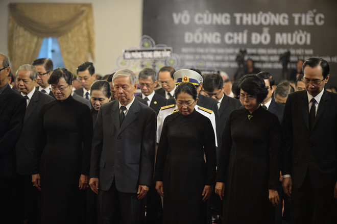 Đoàn Thành ủy TP.HCM do Bí thư Nguyễn Thiện Nhân dẫn đầu viếng cố Tổng bí thư Đỗ Mười. Ảnh: Zing