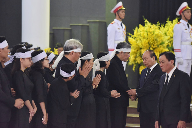 Đoàn Chính phủ do Thủ tướng Nguyễn Xuân Phúc dẫn đầu chia buồn cùng gia quyến cố Tổng Bí thư Đỗ Mười. Ảnh: Zing