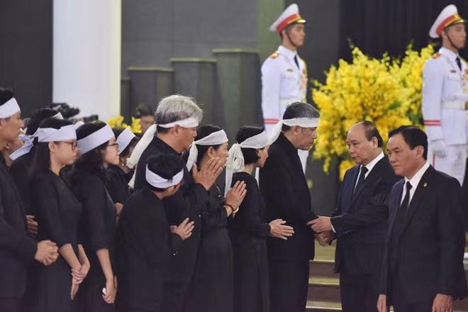 Đoàn Chính phủ do Thủ tướng Nguyễn Xuân Phúc dẫn đầu chia buồn cùng gia quyến cố Tổng Bí thư Đỗ Mười. Ảnh: Zing