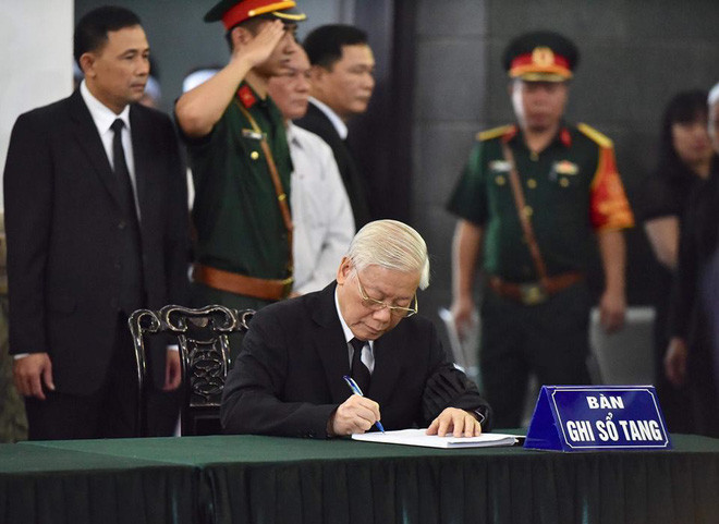 Tổng Bí thư Nguyễn Phú Trọng ghi sổ tang tại Lễ tang cố Tổng bí thư Đỗ Mười. Ảnh: