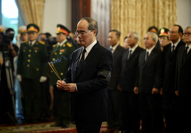 Tại TP.HCM: Đoàn Thành ủy TP.HCM do Bí thư Nguyễn Thiện Nhân dẫn đầu viếng cố Tổng bí thư Đỗ Mười. Ảnh: Zing