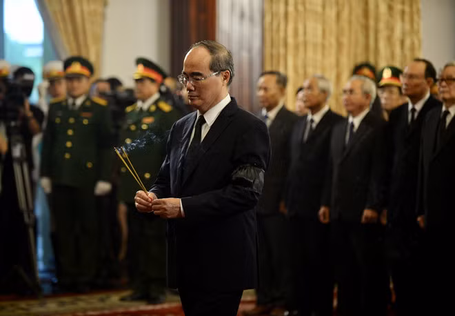 Tại TP.HCM: Đoàn Thành ủy TP.HCM do Bí thư Nguyễn Thiện Nhân dẫn đầu viếng cố Tổng bí thư Đỗ Mười. Ảnh: Zing