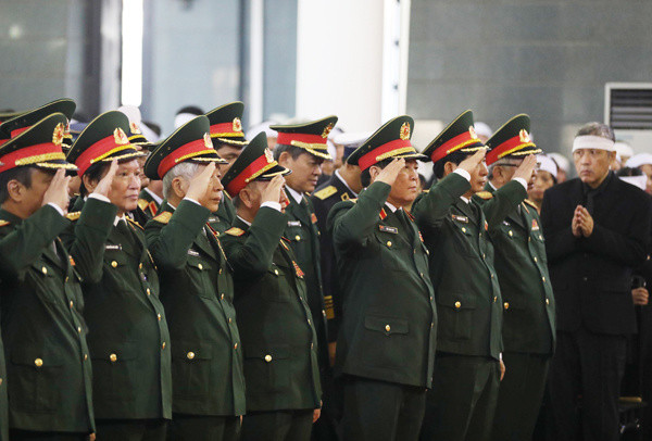 Đoàn Quân ủy Trung ương, Bộ Quốc phòng do Bộ trưởng Quốc phòng Ngô Xuân Lịch dẫn đầu tại lễ viếng cố Tổng bí thư Đỗ Mười. Ảnh: Vnexpress