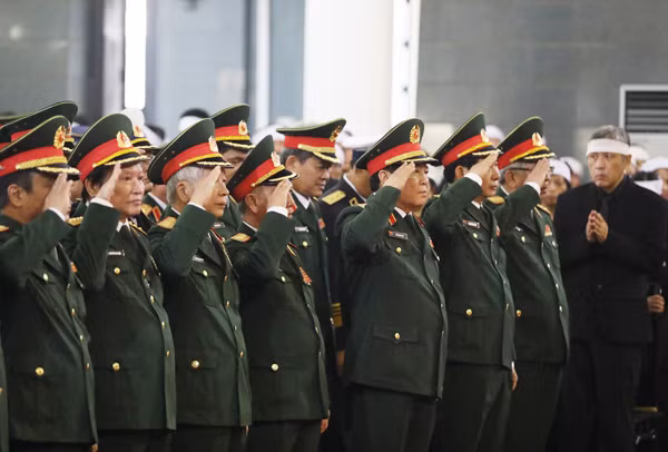 Đoàn Quân ủy Trung ương, Bộ Quốc phòng do Bộ trưởng Quốc phòng Ngô Xuân Lịch dẫn đầu tại lễ viếng cố Tổng bí thư Đỗ Mười. Ảnh: Vnexpress