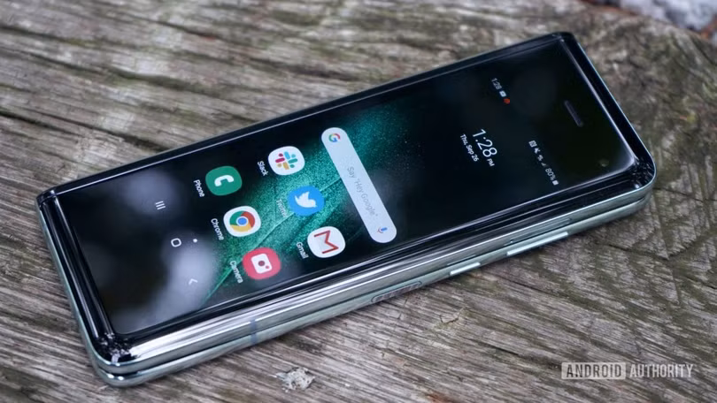 Máy sở hữu dung lượng pin 4380 mAh (Ảnh: Android Authority)