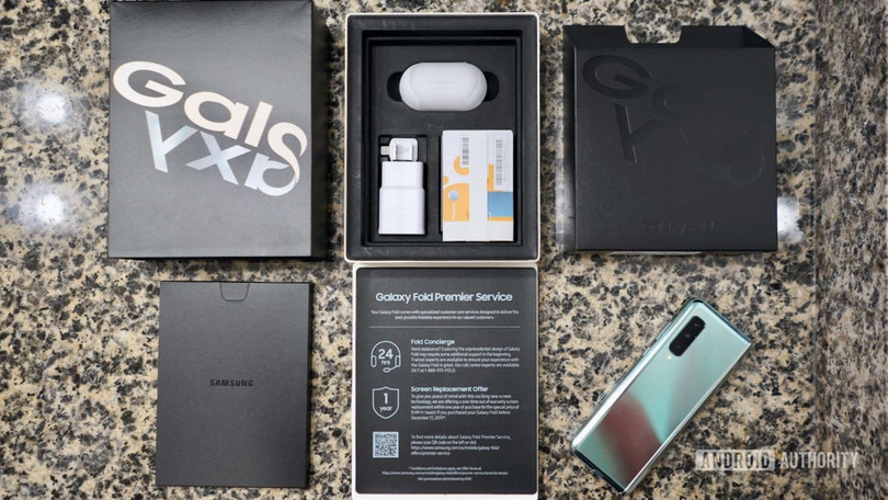 Các phụ kiện đi kèm trong hộp chiếc Samsung Galaxy Fold (Ảnh: Android Authority)
