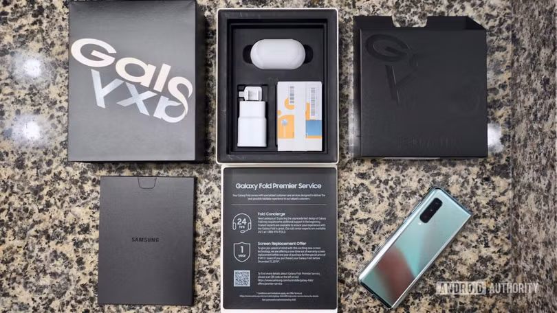 Các phụ kiện đi kèm trong hộp chiếc Samsung Galaxy Fold (Ảnh: Android Authority)