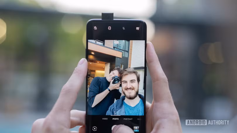 Camera trước có khả năng trượt lên - xuống rất độc đáo trên chiếc OnePlus 7 Pro