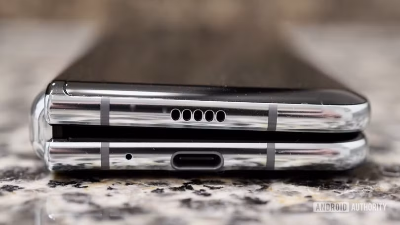 Nhìn Samsung Galaxy Fold khá "cồng kềnh" (Ảnh: Android Authority)