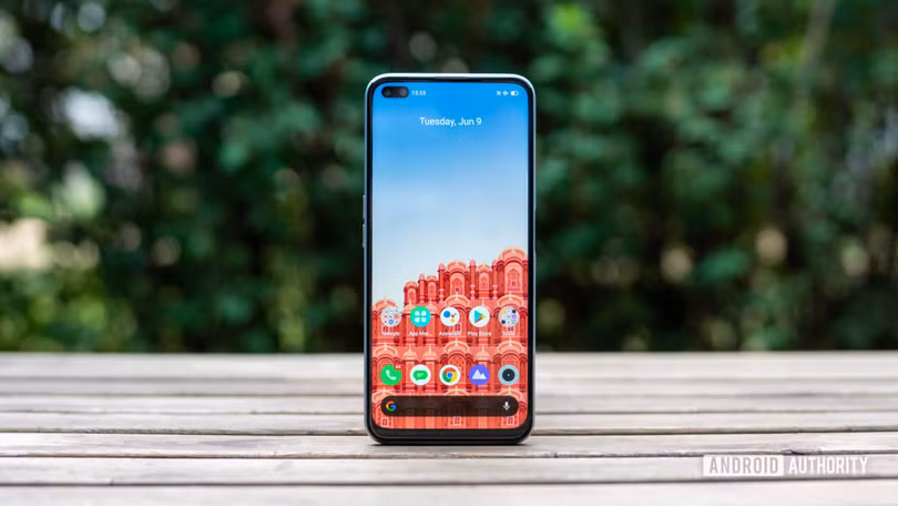 Màn hình LCD Full HD+ 120Hz cho lại trải nghiệm chơi game thú vị (Ảnh: Android Authority)