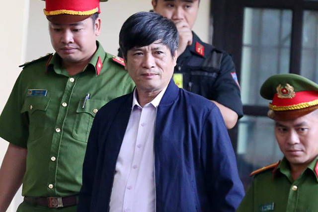 Ông Nguyễn Thanh Hóa được dẫn ra tòa. Ông Nguyễn Thanh Hóa được dẫn ra tòa.