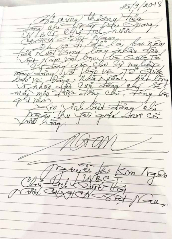 Chủ tịch Quốc hội Nguyễn Thị Kim Ngân ghi sổ tang. Nguồn: Vnexpress Chủ tịch Quốc hội Nguyễn Thị Kim Ngân ghi sổ tang. Nguồn: Vnexpress