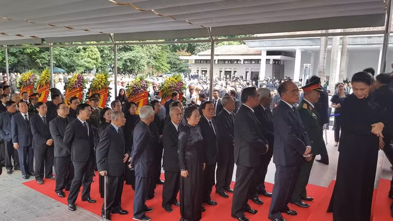 Tổng Bí thư cùng lãnh đạo, nguyên lãnh đạo Đảng, Nhà nước, Quốc hội chuẩn bị vào viếng. Nguồn Vietnamnet