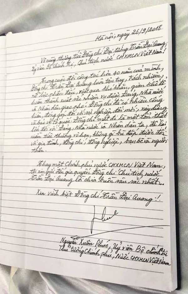 Thủ bút viếng Cố Chủ tịch nước Trần Đại Quang của Thủ tướng Nguyễn Xuân Phúc. Ảnh: Dân trí Thủ bút viếng Cố Chủ tịch nước Trần Đại Quang của Thủ tướng Nguyễn Xuân Phúc. Ảnh: Dân trí