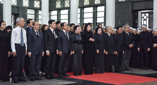 Đoàn chủ tịch nước vào viếng Chủ tịch nước Trần Đại Quang. Ảnh: Vnexpress