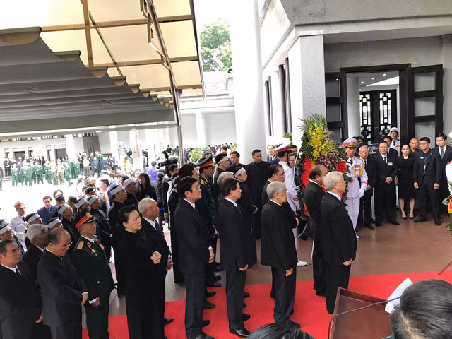 Tổng Bí thư cùng lãnh đạo, nguyên lãnh đạo Đảng, Nhà nước, Quốc hội chuẩn bị vào viếng. Ảnh Dân trí