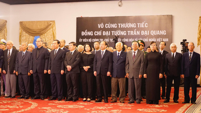 Đoàn lãnh đạo TPHCM chờ viếng tại Hội trường Thống Nhất. Ảnh:Dân trí