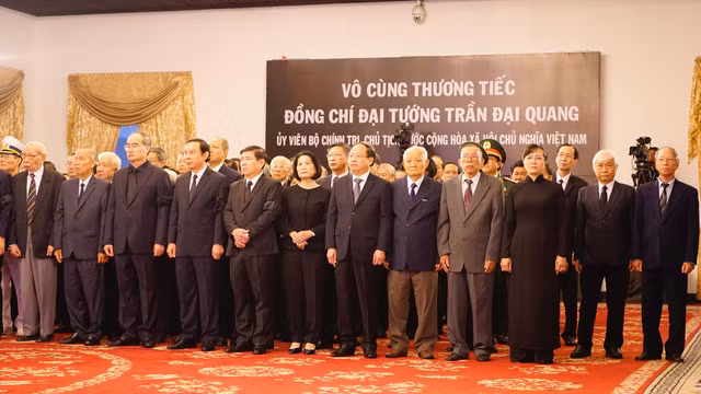 Đoàn lãnh đạo TPHCM chờ viếng tại Hội trường Thống Nhất. Ảnh:Dân trí