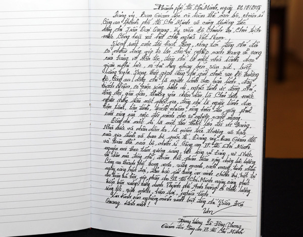 Trung tướng Lê Đông Phong - Giám đốc Công an Thành phố Hồ Chí Minh ghi sổ tang viếng cố Chủ tịch nước Trần Đại Quang. Nguồn: Vnexpress Trung tướng Lê Đông Phong - Giám đốc Công an Thành phố Hồ Chí Minh ghi sổ tang viếng cố Chủ tịch nước Trần Đại Quang. Nguồn: Vnexpress