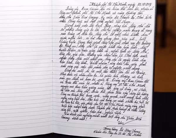 Trung tướng Lê Đông Phong - Giám đốc Công an Thành phố Hồ Chí Minh ghi sổ tang viếng cố Chủ tịch nước Trần Đại Quang. Nguồn: Vnexpress