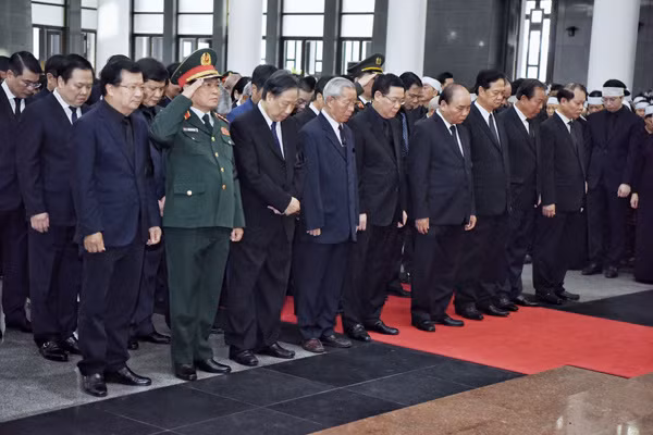 Đoàn Chính phủ vào viếng Chủ tịch nước Trần Đại Quang. Ảnh: Vnexpress