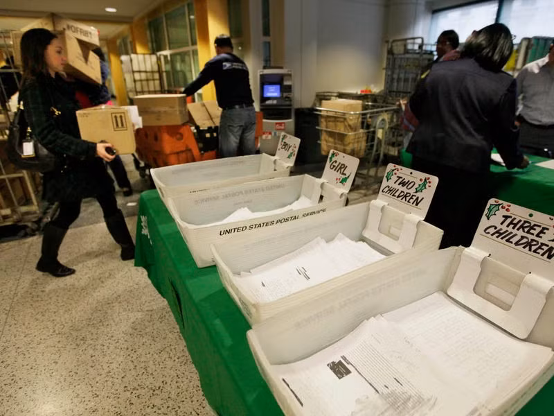 Dịch vụ Bưu chính Mỹ có hẳn một đội chuyên sắp xếp những lá thư theo độ tuổi và giới tính của các bé (Ảnh: Insider)