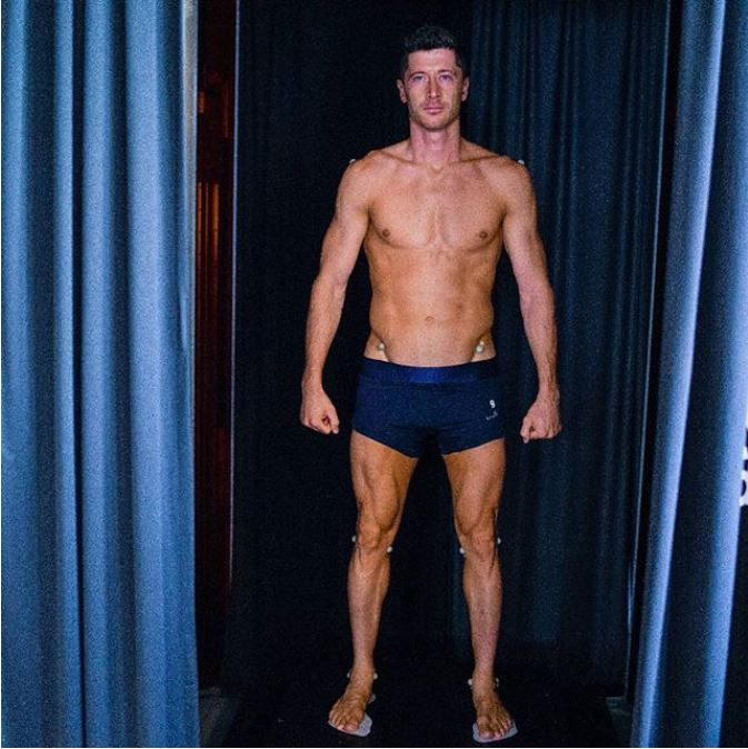 Ảnh chụp thân hình vạm vỡ của tiền đạo người Ba Lan trước khi mùa giải bắt đầu (Ảnh: ESPN)