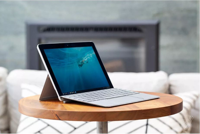 Sản phẩm gọn nhẹ Surface Go được cho là sẽ quay trở lại sau 2 năm vắng bóng (Ảnh: The Verge)