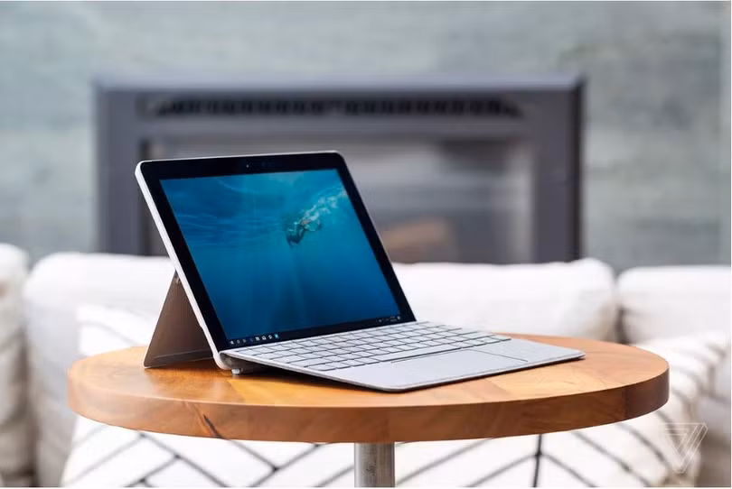 Sản phẩm gọn nhẹ Surface Go được cho là sẽ quay trở lại sau 2 năm vắng bóng (Ảnh: The Verge) Sản phẩm gọn nhẹ Surface Go được cho là sẽ quay trở lại sau 2 năm vắng bóng (Ảnh: The Verge)
