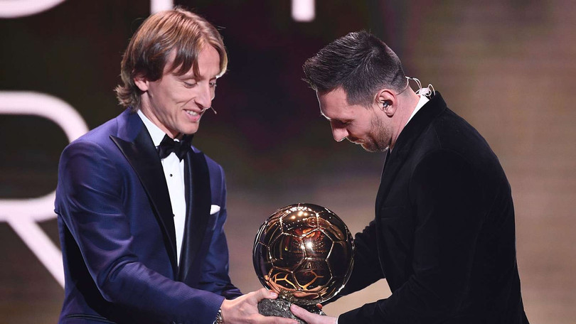Khoảnh khắc Modric trao quả bóng vàng 2019 cho Messi (Ảnh: Goal.com)