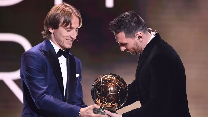 Khoảnh khắc Modric trao quả bóng vàng 2019 cho Messi (Ảnh: Goal.com) Khoảnh khắc Modric trao quả bóng vàng 2019 cho Messi (Ảnh: Goal.com)