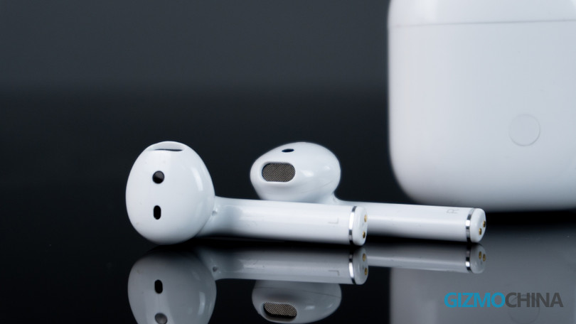 Thiết kế tai nghe chứ "y" quen thuộc trên những chiếc AirPods (Ảnh: Gizmochina)