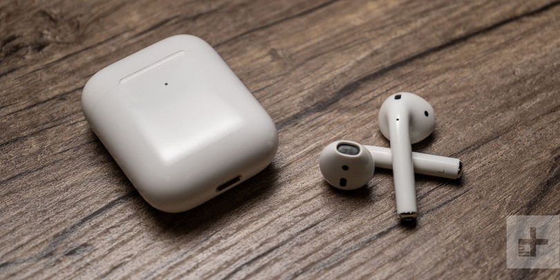 Chiếc tai nghe AirPods thế hệ thứ 2 (Ảnh: digitaltrends)