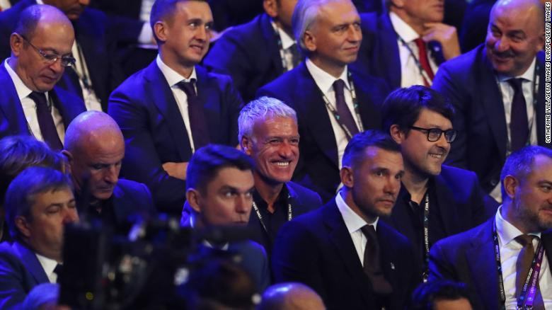Huấn luyện viên Didier Deschamps nở một nụ cười đầy ẩn ý khi biết đội tuyển Pháp rơi vào bảng tử thần (Ảnh: CNN)