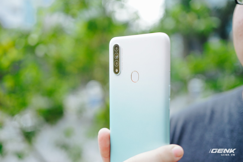 Mặt lưng được làm bằng nhựa nhám rất dễ bám vân tay (Ảnh: GenK)