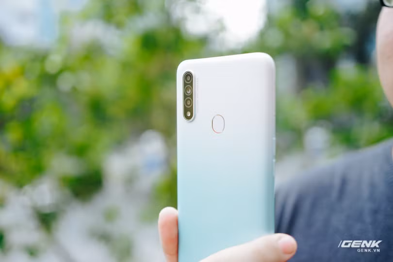 Mặt lưng được làm bằng nhựa nhám rất dễ bám vân tay (Ảnh: GenK)