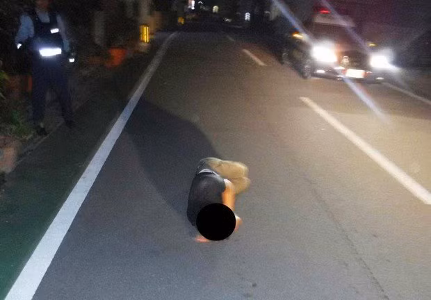 Nhiều trường hợp ngang nhiên ngủ giữa đường vào ban đêm bất chấp nguy hiểm (Ảnh: OC)