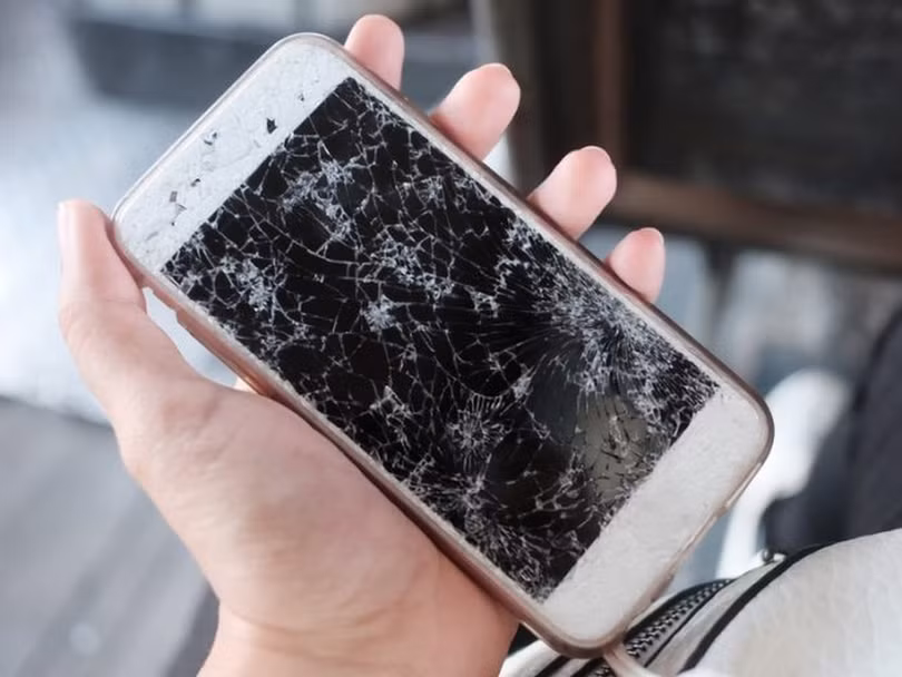 Điện thoại đã qua sử dụng không thể tránh khỏi trầy xước (Ảnh: Tech Advisor)