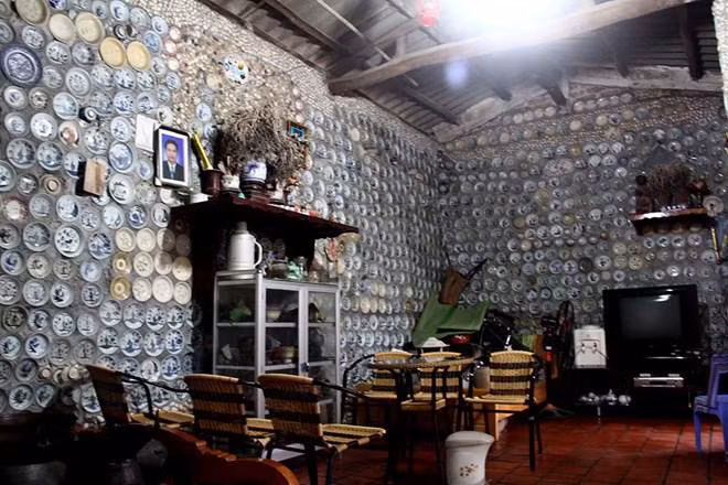 Tất cả mọi ngóc ngách trong ngôi nhà đều được ông Trường trang trí bằng đồ sứ (Ảnh: OC)