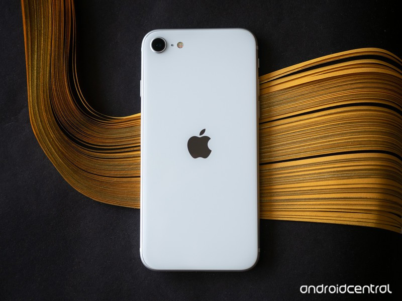 Dung lượng pin thấp là điểm trừ của iPhone SE 2020 (Ảnh: Androidcentral) Dung lượng pin thấp là điểm trừ của iPhone SE 2020 (Ảnh: Androidcentral)