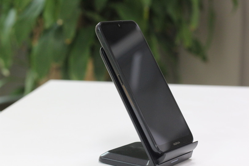 Với nút bấm Google Assistant bạn có thể dễ dàng gọi trợ lý ảo của mình