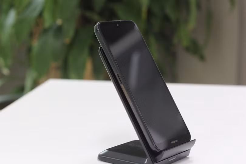 Với nút bấm Google Assistant bạn có thể dễ dàng gọi trợ lý ảo của mình