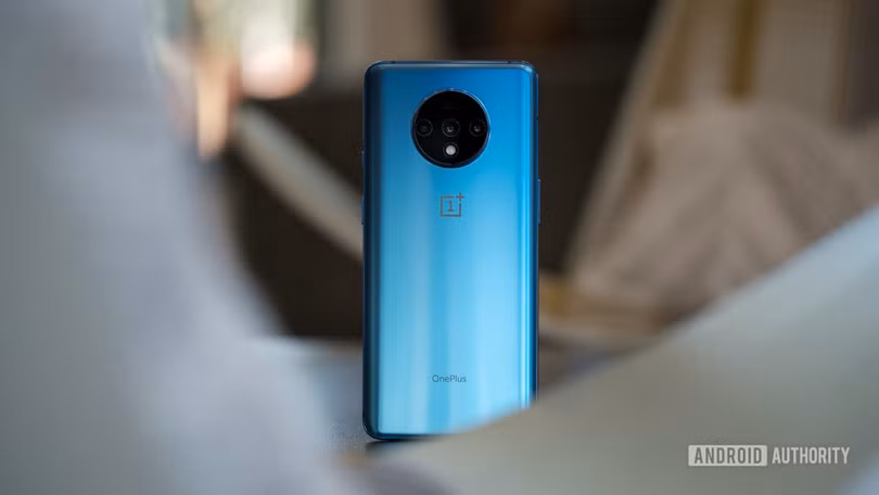 Thiết kế khá độc đáo với cụm 3 camera được xếp thành hình tròn (Ảnh: androidauthority.com) Thiết kế khá độc đáo với cụm 3 camera được xếp thành hình tròn (Ảnh: androidauthority.com)