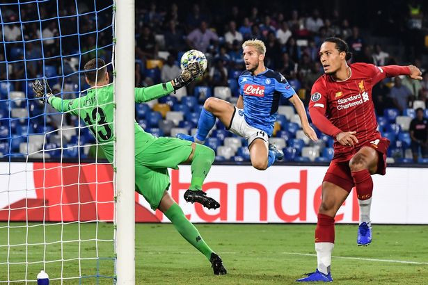 Pha cứu thu xuất thần của Adrian (Ảnh: The Mirror)