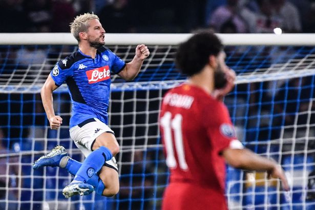 Mertens thực hiện thành công quả phạt đền (Ảnh: The Mirror)