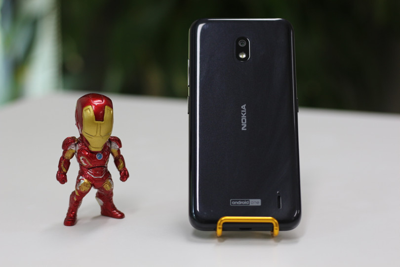 vỏ bằng nhựa khiến cho máy rất dễ bám dấu vân tay