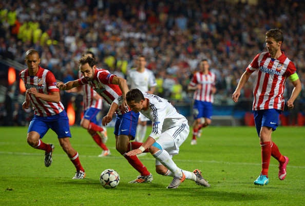 CR7 luôn được chăm sóc kỹ lưỡng mỗi khi đối đầu với Atletico Madrid (Ảnh: Zimbibo)