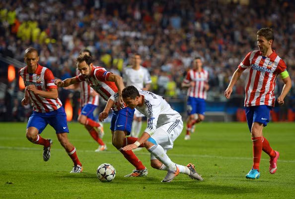 CR7 luôn được chăm sóc kỹ lưỡng mỗi khi đối đầu với Atletico Madrid (Ảnh: Zimbibo)