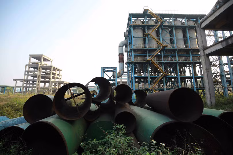 Do để ngoài trời nên một số nguyên vật liệu và thiết bị đã bị gỉ sét.